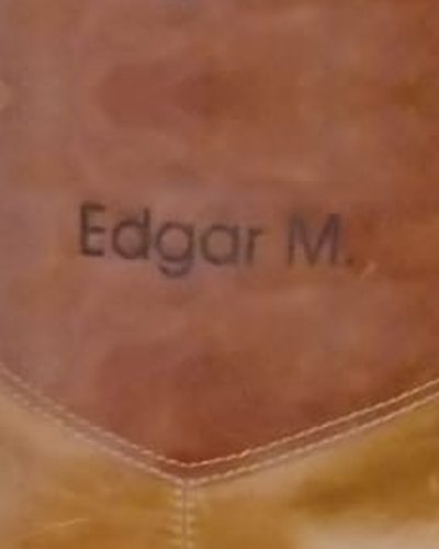 Pieza de cuero con un nombre grabado
