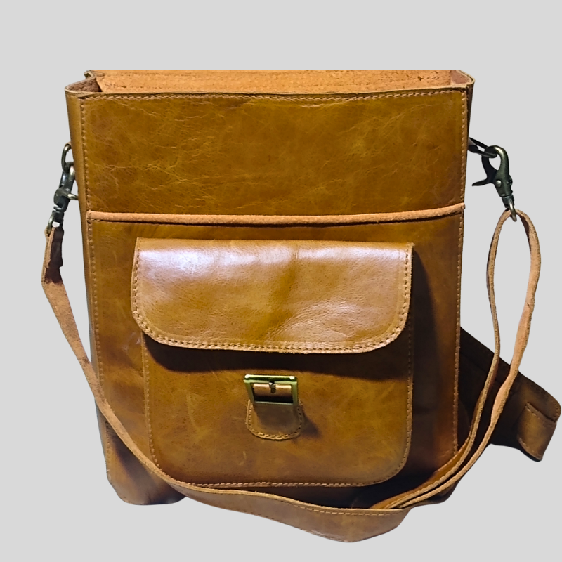 Morral clásico cuero abierto mostrando compartimentos