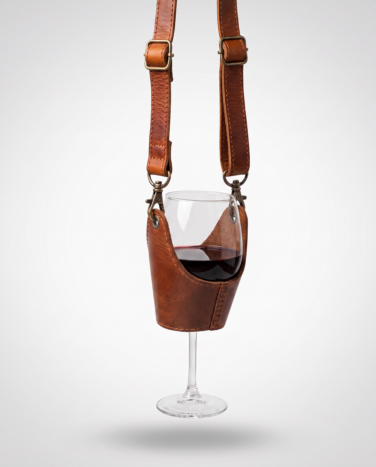 Porta copas de cuero Plan V sujetando una copa de vino