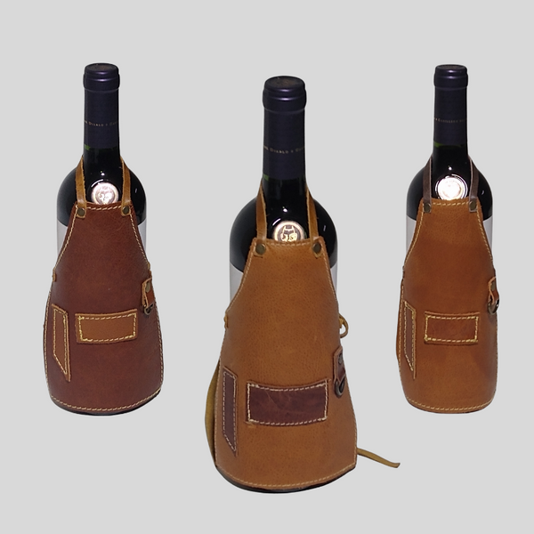 Mini pechera de cuero en botella de vino vista latera